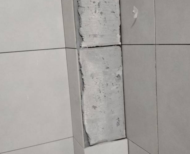 莱城瓷砖空鼓维修公司分享下瓷砖施工前基层浇水润湿程度不足，可能导致以下问题