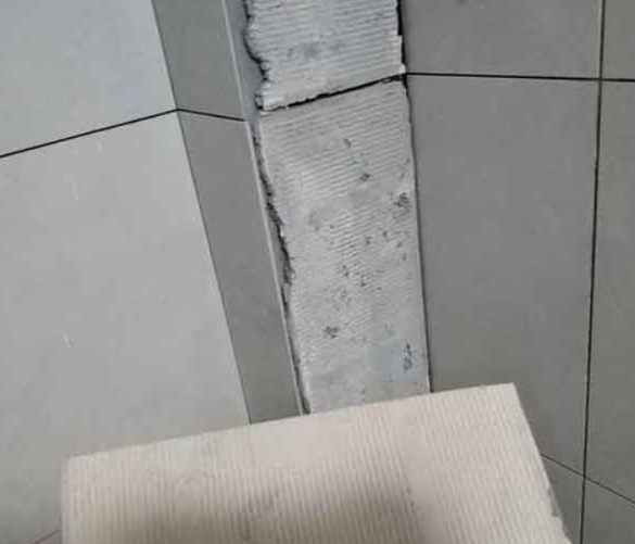 莱城瓷砖空鼓维修公司分享下厨房瓷砖脱落的补救措施。